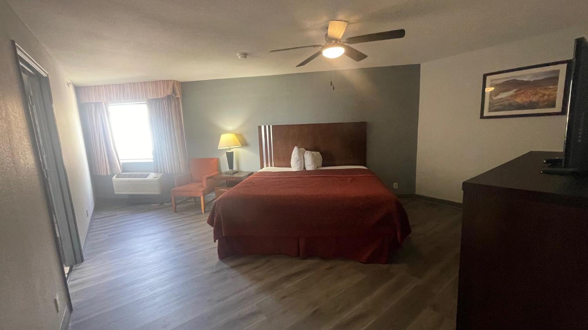 Days Inn & Suites By Wyndham Winnie Zewnętrze zdjęcie